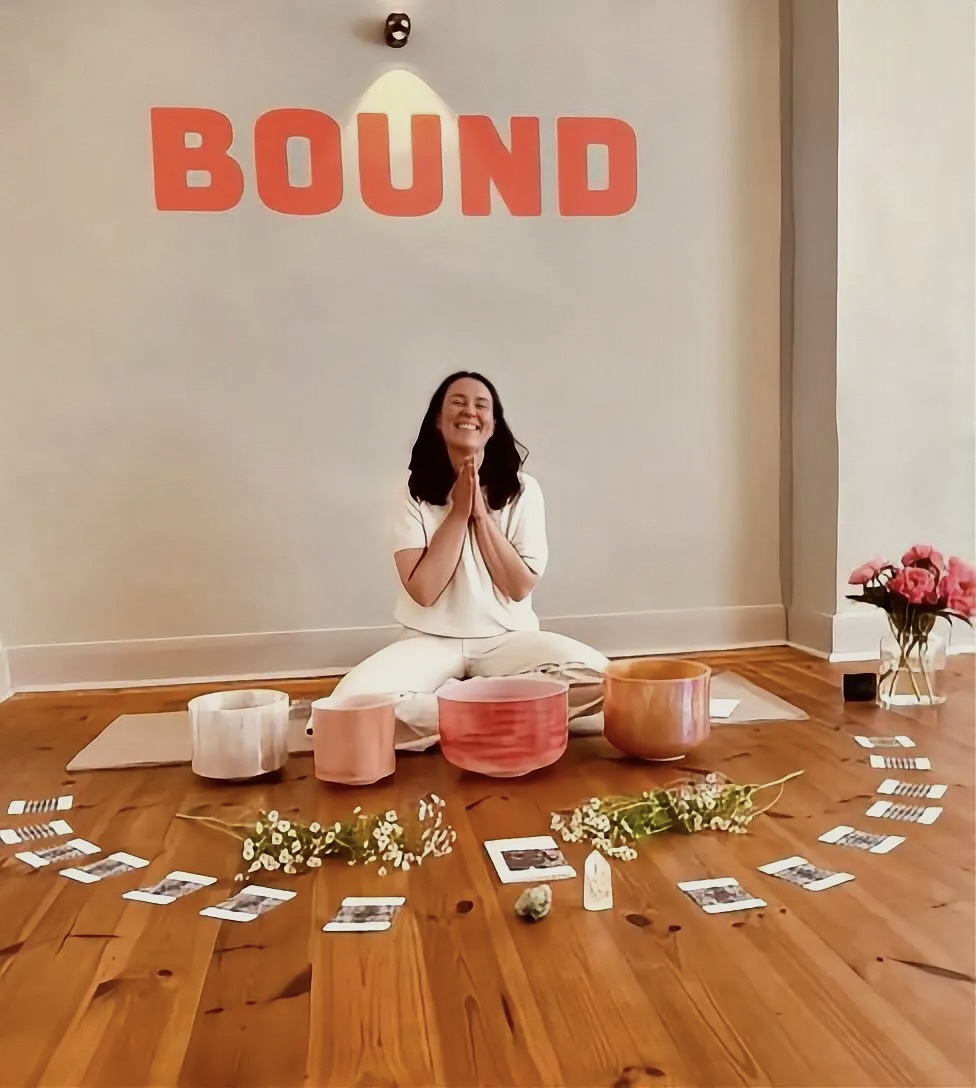 Soundbath-Aufbau mit Kristallklangschalen im BOUND Space