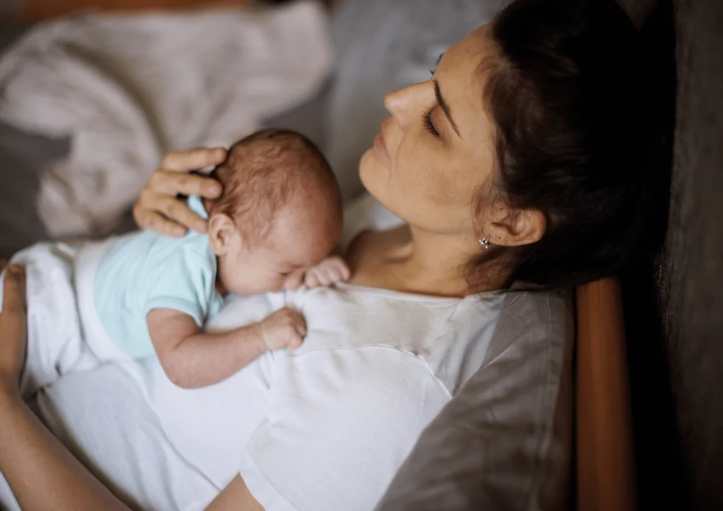 Mutter mit Baby im Wochenbett
